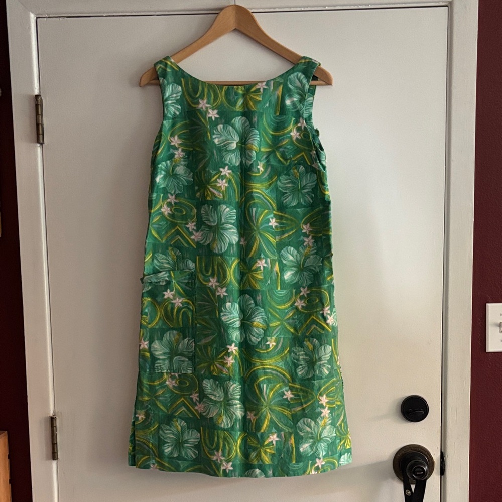 Tropical Green Sleeveless Hawaii Dress 1 Big pocket areas need sewing 36” Chest